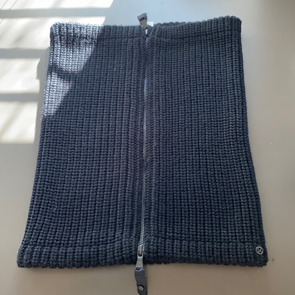 Lululemon Snod with double zipper
